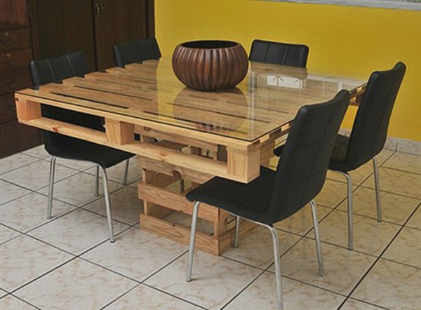 https://ideasdecorart.files.wordpress.com/2015/04/cosy-table-meuble-en-palette-deco.jpg